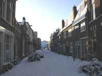 907685 Gezicht in de besneeuwde Lauwerecht te Utrecht, ter hoogte van het pand Lauwerecht 52 (rechts) naar het zuiden.